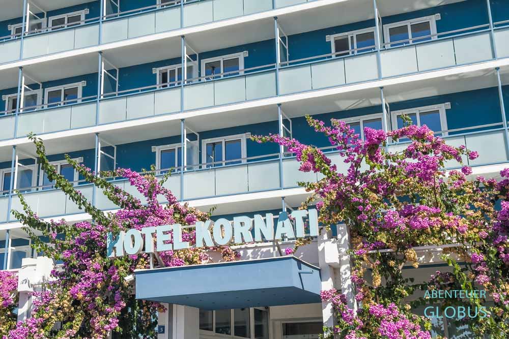 Ilirija Resort Hotel Kornati in Biograd na Moru in Kroatien mit Balkonen und Meerblick.