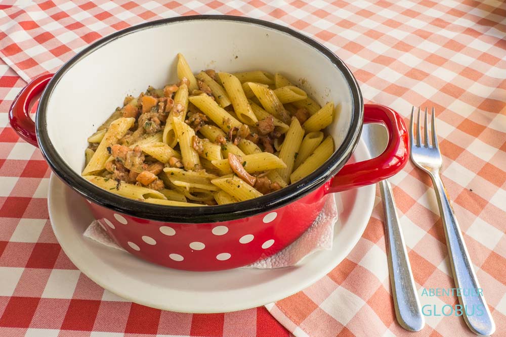 Pasta mit Tintenfischgulasch ist eine Spezialität in Biograd na Moru.