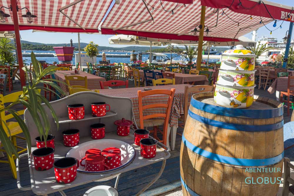 In Biograd na Moru liegt das bunte Restaurant Europa an der Uferpromenade.