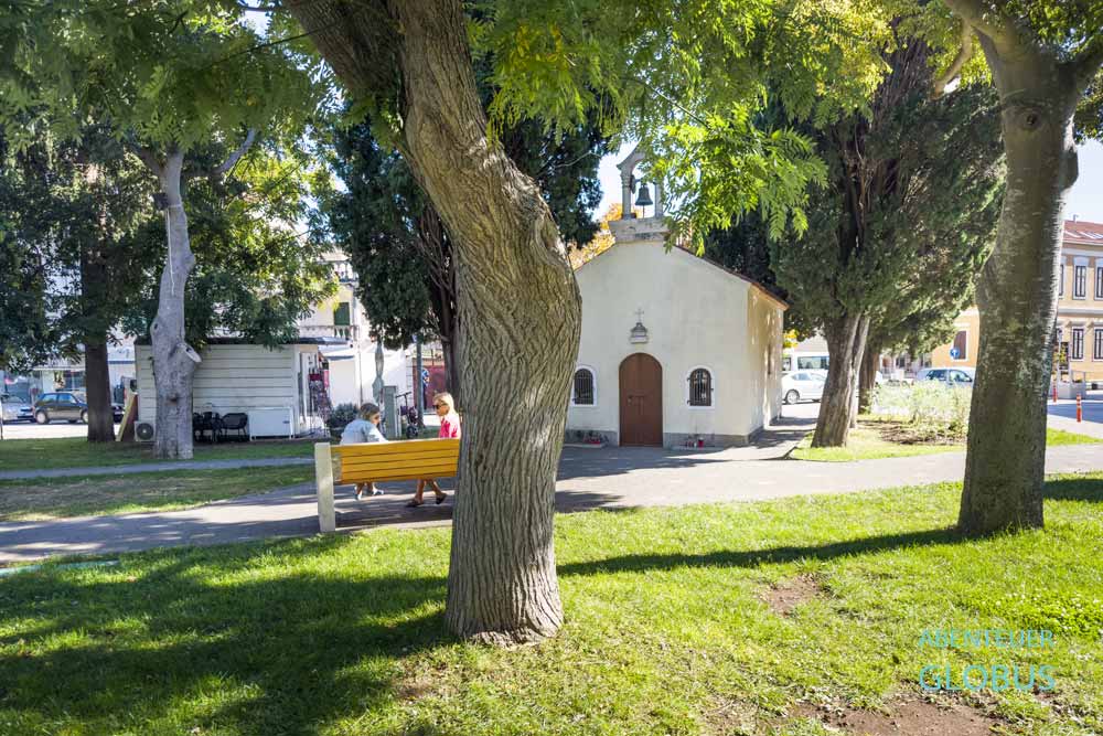 Kirche des Heiligen Rochus (Crkva Sveti Roka) im Centralni Park der Altstadt von Biograd na Moru, Kroatien