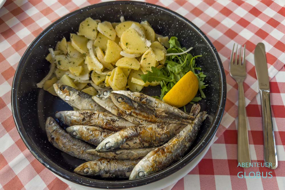 Sardellen mit Kartoffelsalat serviert das Restaurant Daniela an der Promenade in Biograd na Moru.