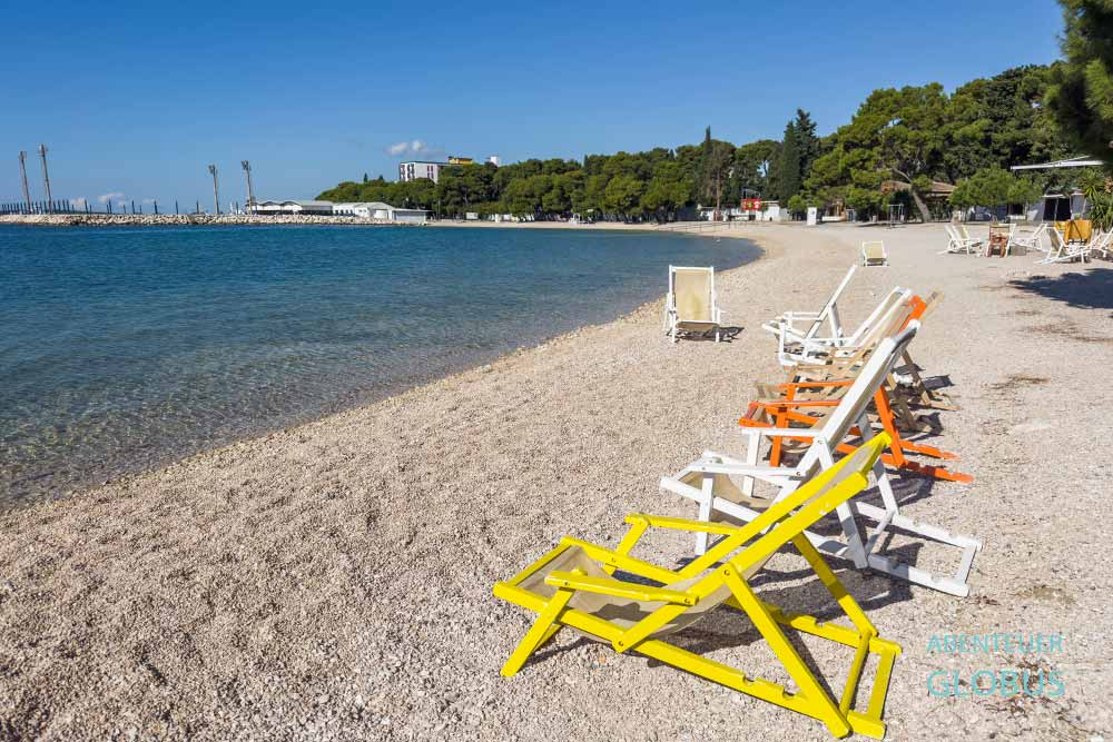 Liegestühle am langen Strand Drazica in Biograd na Moru in Kroatien