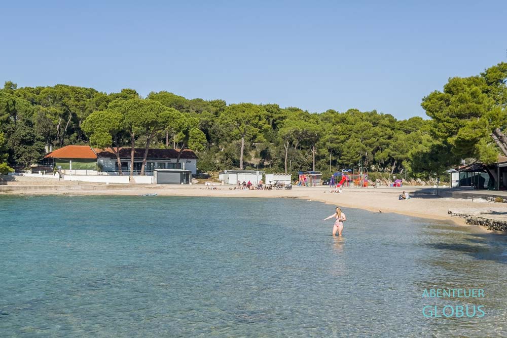 Urlauberin im Meer am Strand Soline in Biograd na Moru in Kroatien