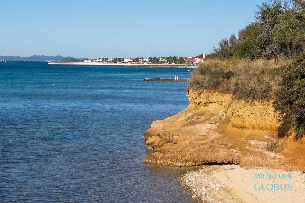 Steilufer und Strand zwischen Biograd na Moru und Sveti Filip i Jakov in Kroatien