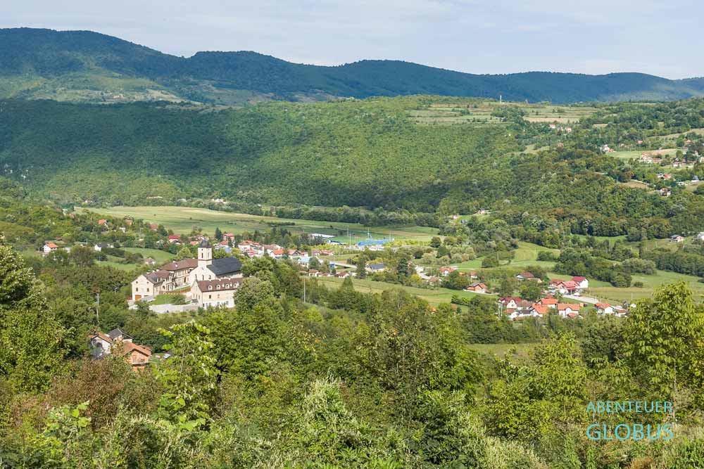 Blick auf das Kloster Krupa, das über dem Dorf Krupa na Vrbasu liegt.