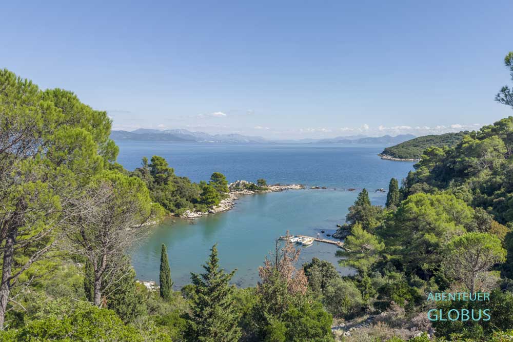 Blick auf die von Bäumen umgebene Bucht Blace in Trpanj, Kroatien
