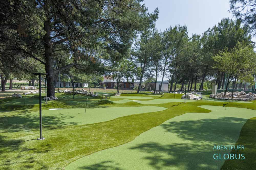 Minigolfanlage auf dem Campingplatz Camp Vransko Lake Crkvine am Vraner See bei Pakostane