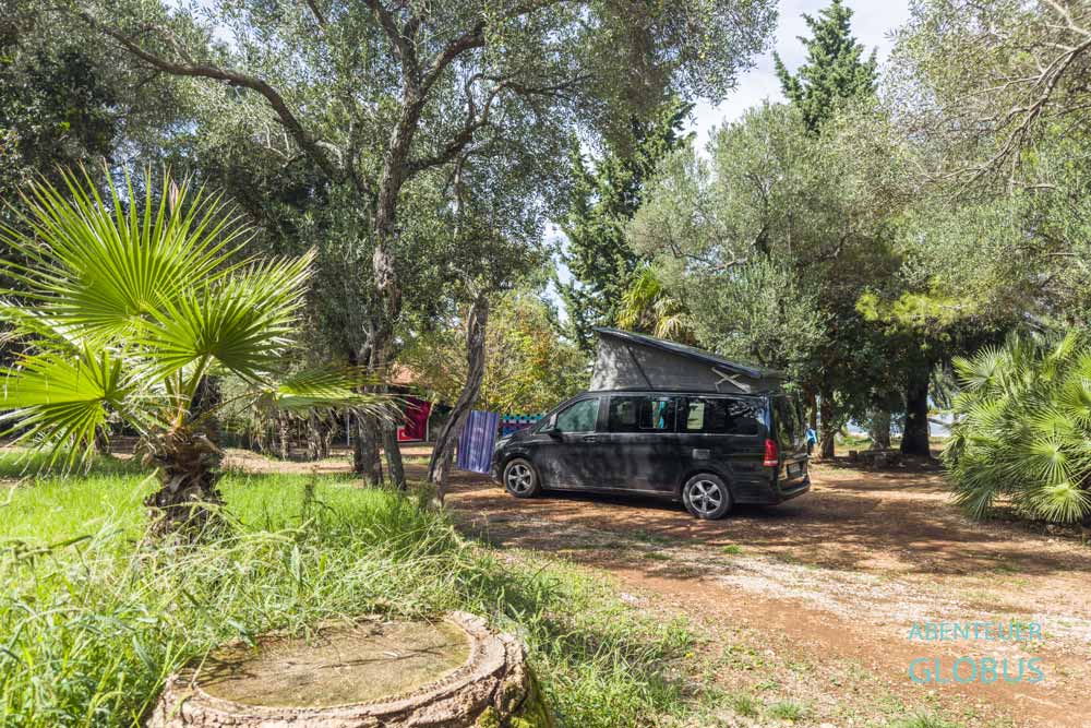 Camper auf einem Stellplatz im Camping Vrila in Trpanj, Kroatien