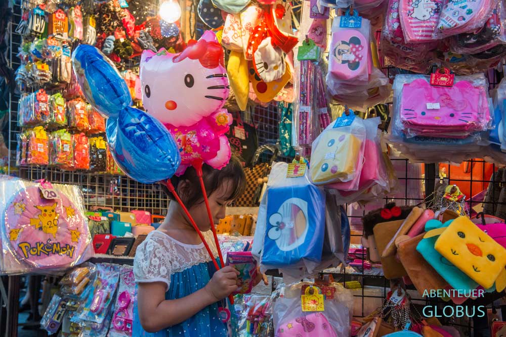 Shop mit bunten Taschen auf dem Chatuchak Market in Bangkok
