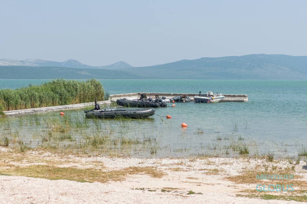 Boote ankern am Steg am Vraner See im Naturpark Vransko Jezero bei Pakostane.