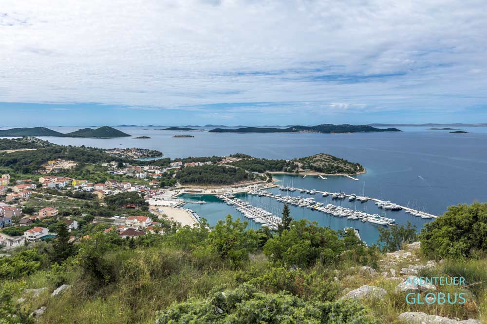 Blick vom Aussichtspunkt Celinka auf den Ort Drage mit Marina bei Pakostane