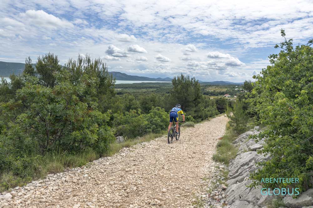 Mountainbiker auf dem Schotterweg vom Aussichtspunkt Celinka in Drage