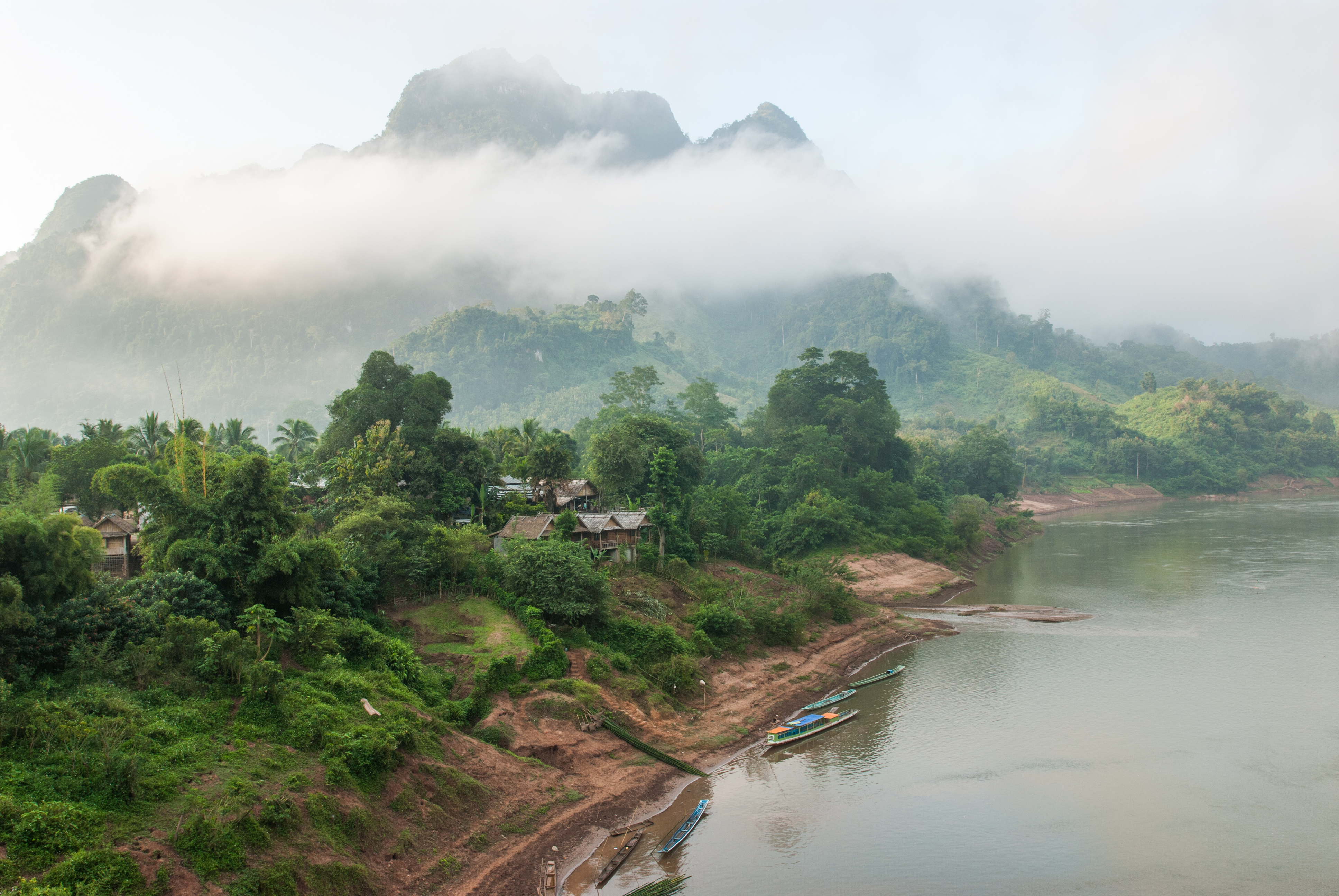 Wolkenverhangene Berge links vom Fluss mit dem Phar Kew Lom und Pha Keo Viewpoint.