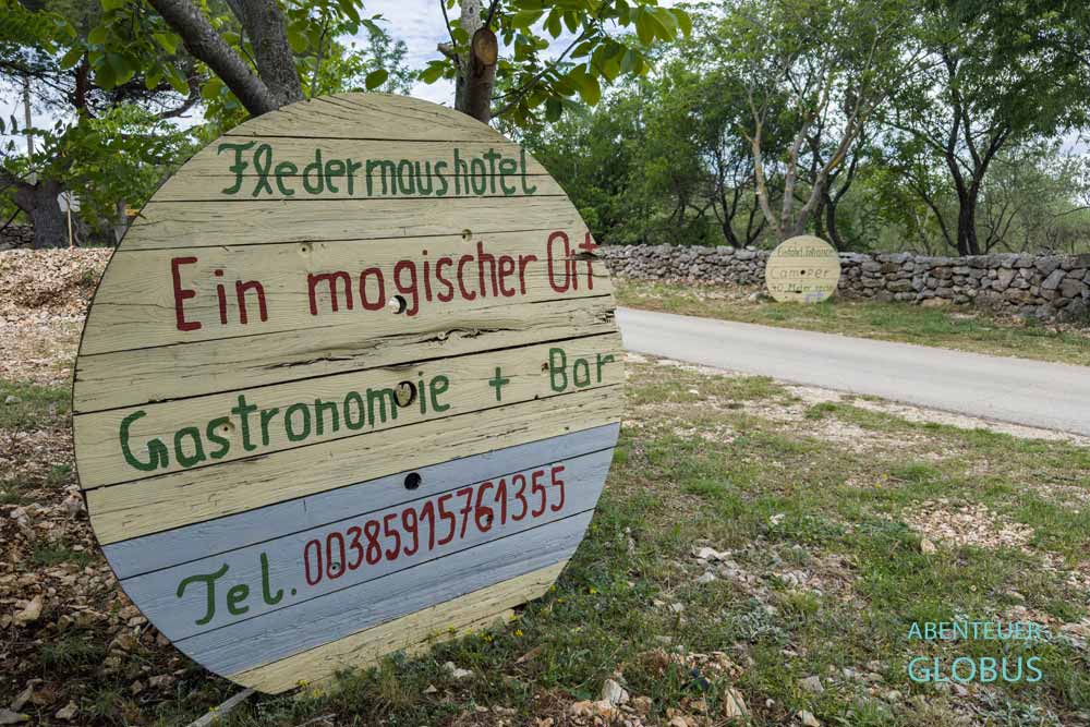 Schild am Fledermaushotel mit Restaurant am Vraner See im Naturpark Vransko Jezero