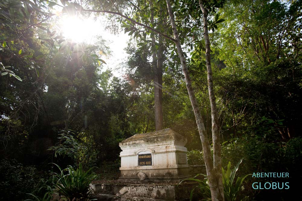 Grabstätte des französischen Naturforschers Henri Mouhot, umgeben vom Dschungel in Luang Prabang.