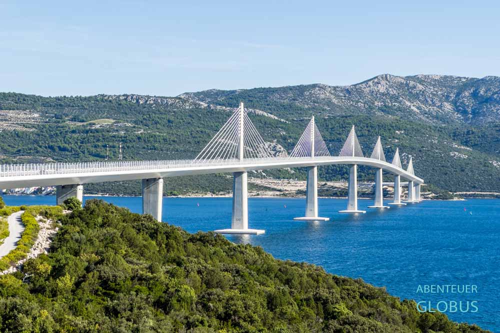 Die Pelješac-Brücke, die das kroatische Festland mit der Halbinsel Pelješac verbindet.