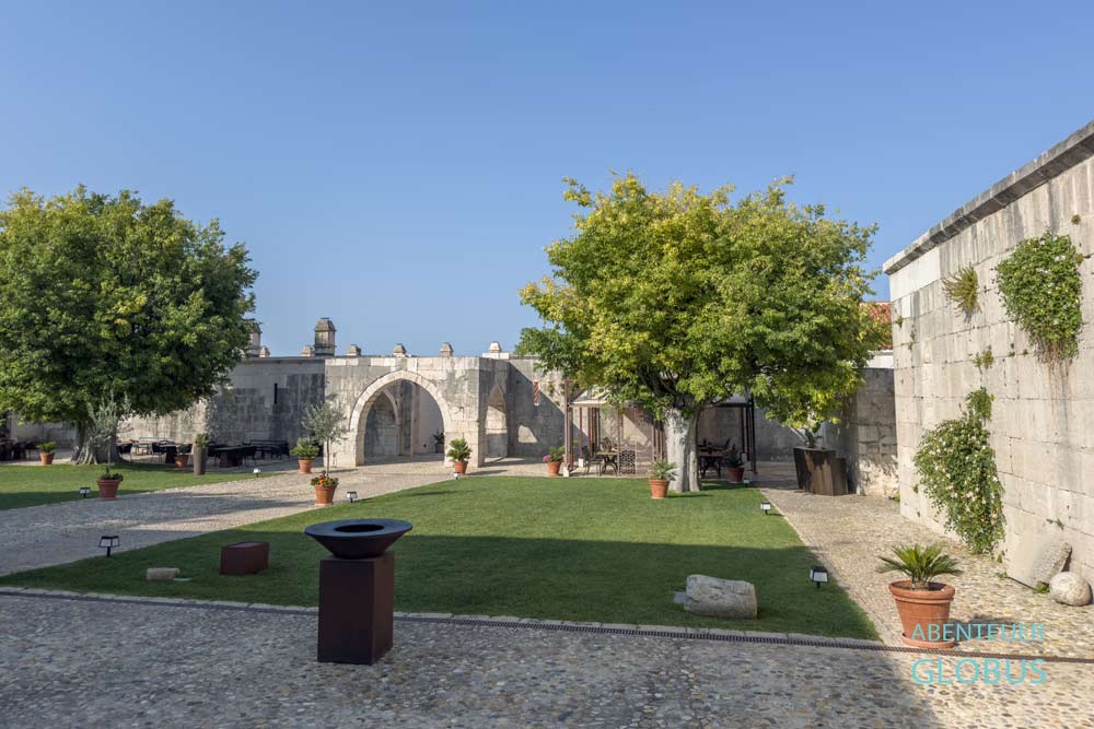 Innenhof vom Heritage Hotel Maskovica Han im Dorf Vrana in Kroatien