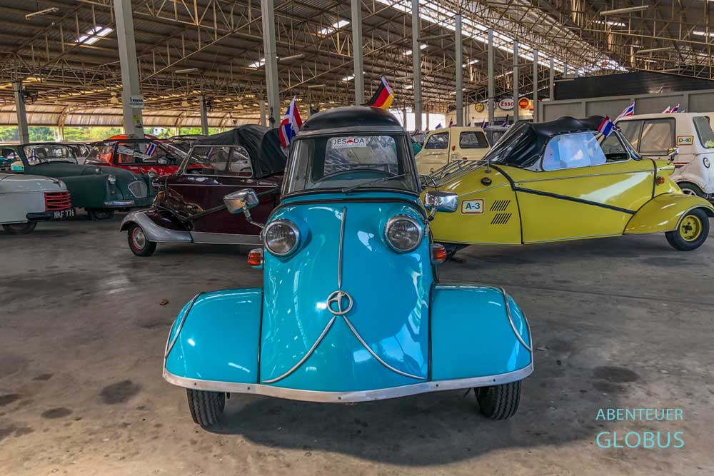 Hellblauer Messerschmitt-Oldtimer im Jesada Technik Museum bei Bangkok, umgeben von weiteren historischen Fahrzeugen.