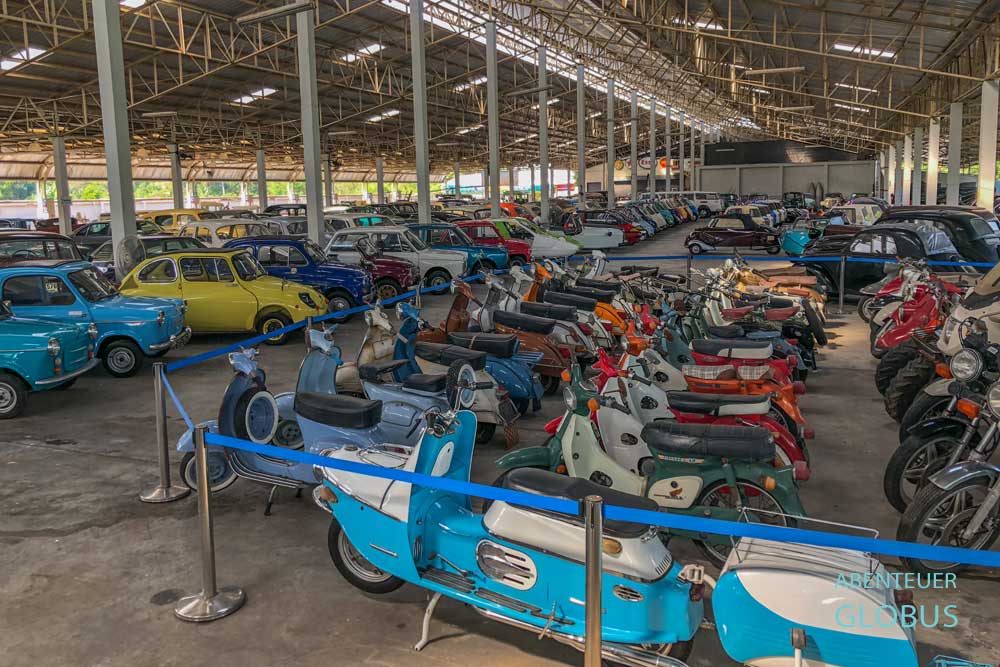 Blick auf alte Motorräder und Oldtimer im Jesada Technik Museum.