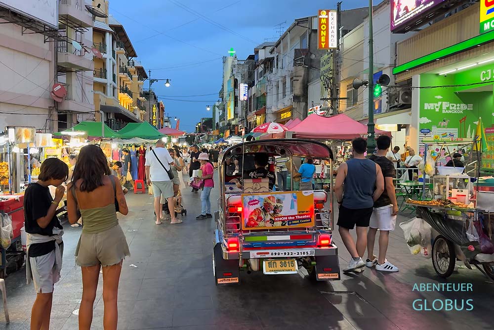 Belebte Khao San Road in Bangkok mit Tuk-Tuk und Passanten