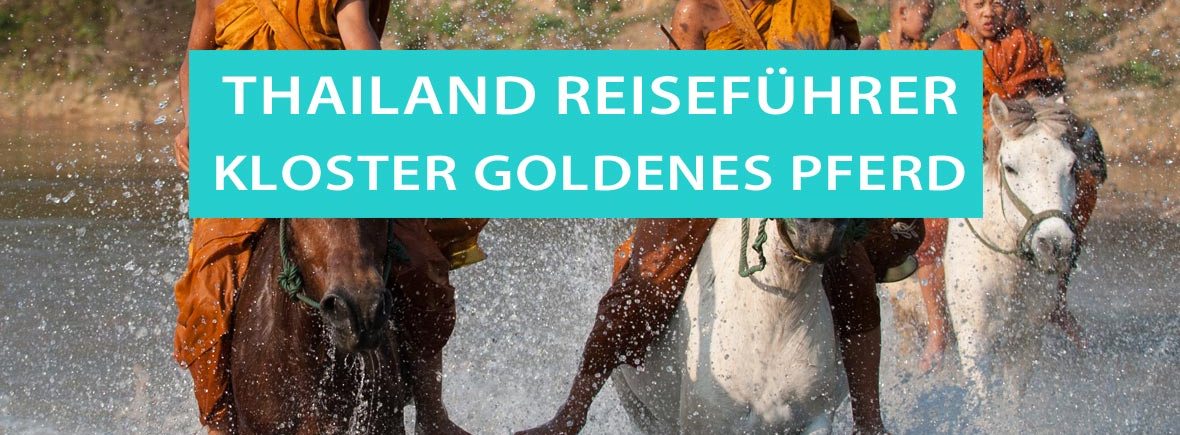 Novizen des Klosters "Das goldene Pferd" reiten auf Pferden durch einen Fluss im Goldenen Dreieck