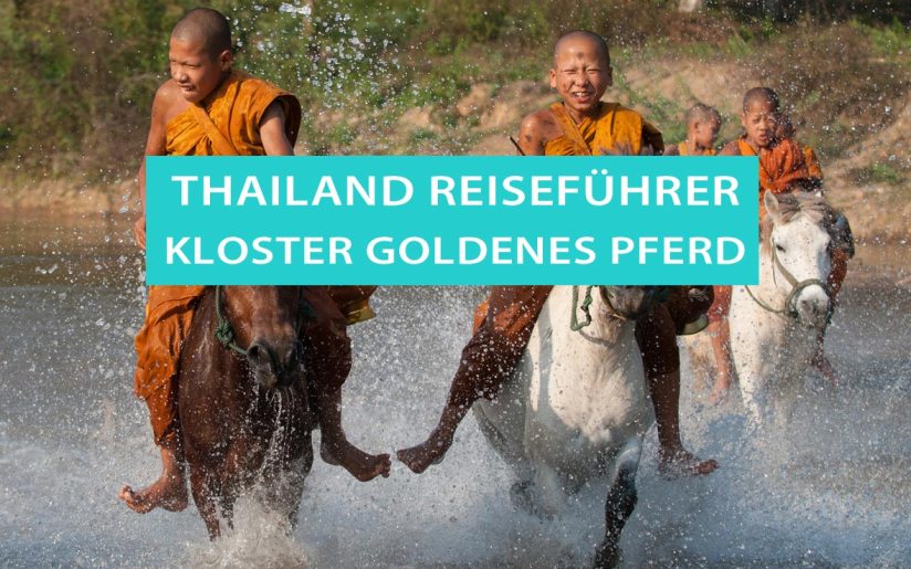 Novizen des Klosters "Das goldene Pferd" reiten auf Pferden durch einen Fluss im Goldenen Dreieck