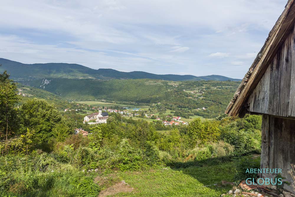 Das Dorf Krupa na Vrbasu mit dem Kloster Krupa befindet sich im von Bergen umgebenen Vrbas-Tal.
