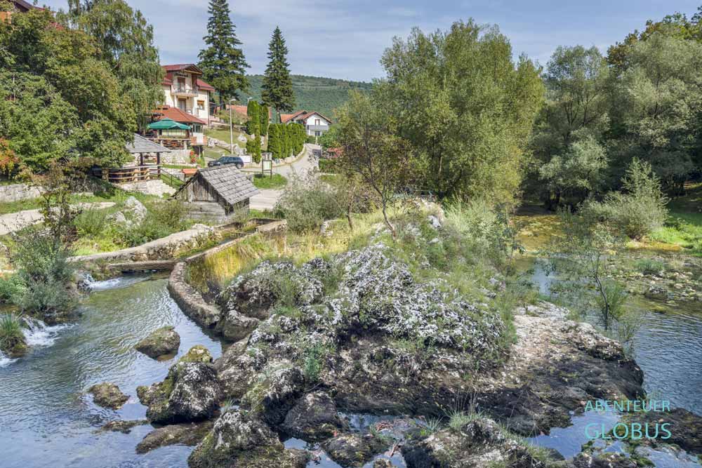 Traditionelle Wassermühlen am Fluss Krupa im Dorf Krupa na Vrbasu.