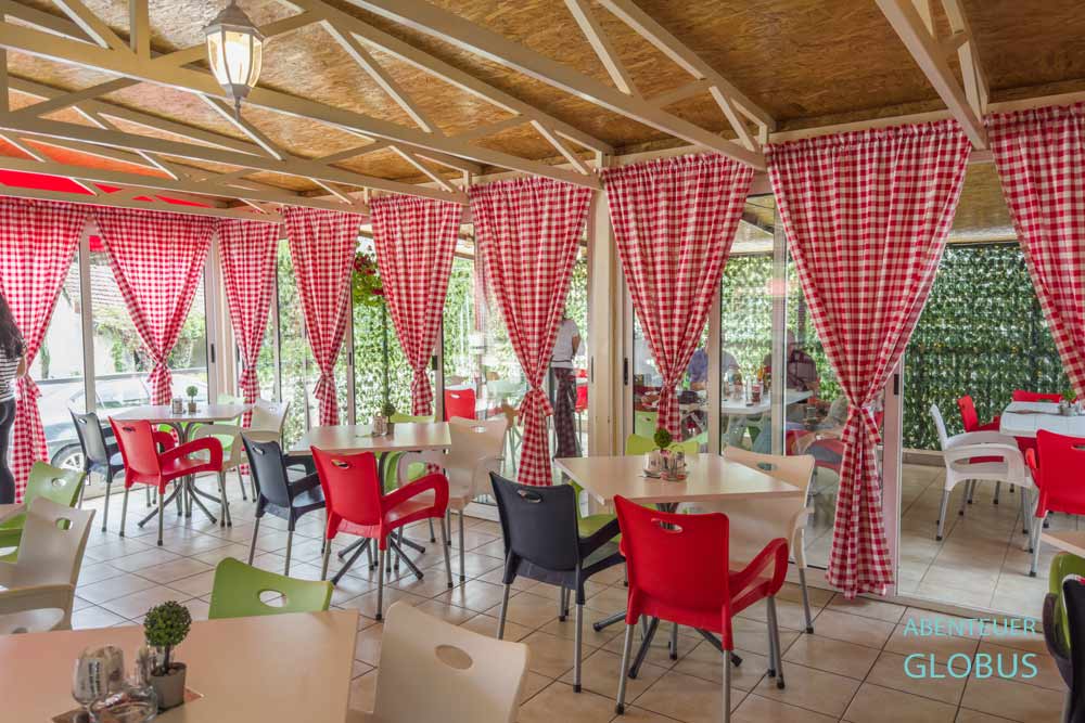 Blick ins Restaurant Grill Gric Gric an der Hauptstraße in Krupa na Vrbasu.