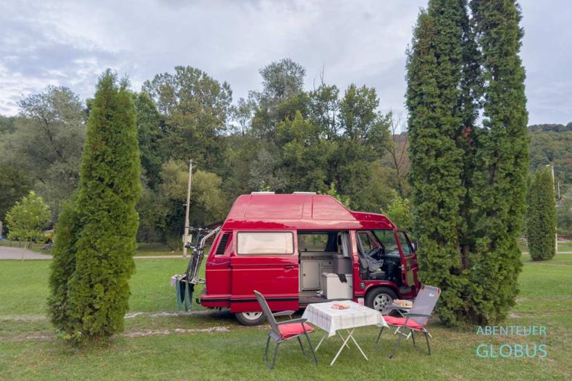 Roter Camper VW T3 auf dem Campingplatz Kanjon Kamp in Krupa na Vrbasu in Bosnien und Herzewgowina