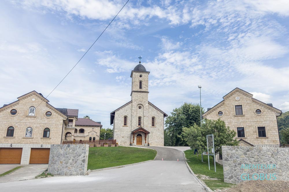 Im Dorf Krupa na Vrbasu befindet sich das Kloster Krupa mit der Kirche des Heiligen Elias (Sveti Ilija) auf einem Hügel.