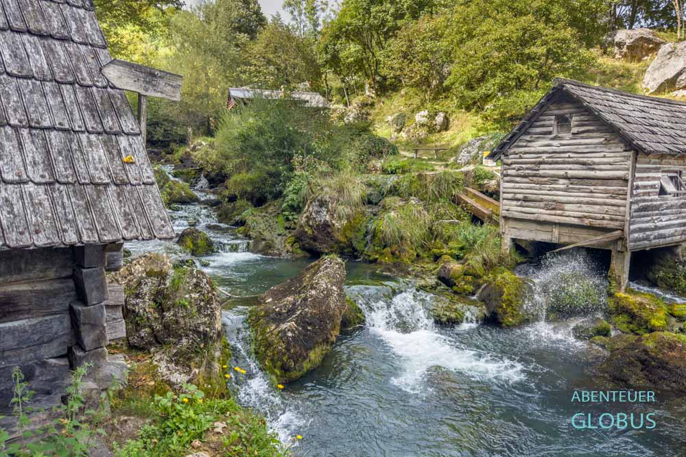 Krupa-Wasserfälle und historische Wassermühlen in Krupa na Vrbasu, Bosnien-Herzegowina.