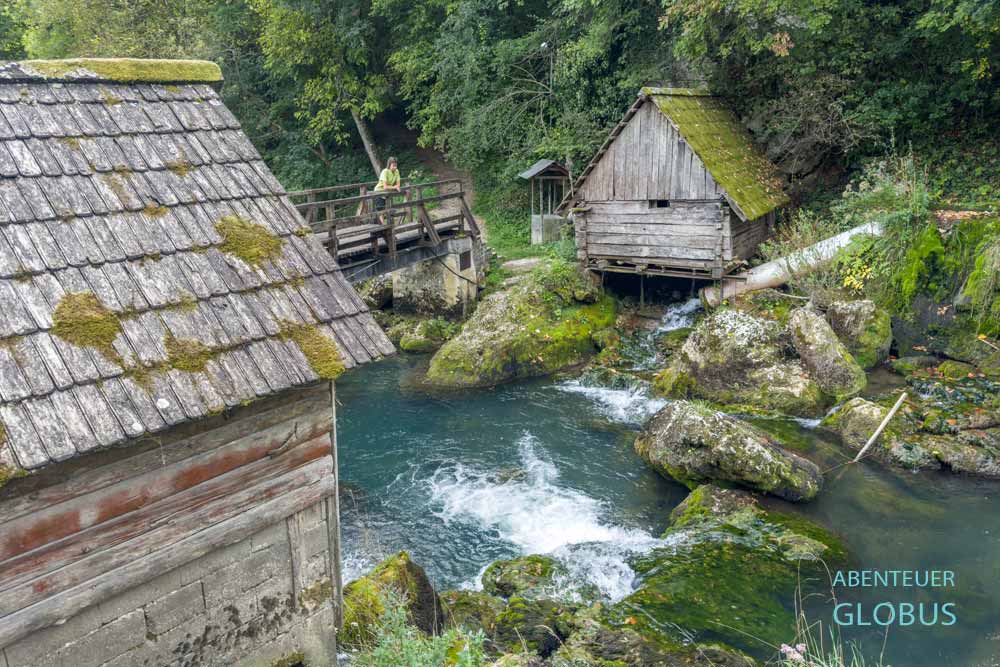 Die Krupa-Wasserfälle und die Wassermühlen am Fluss Krupa im Dorf Krupa na Vrbasu.