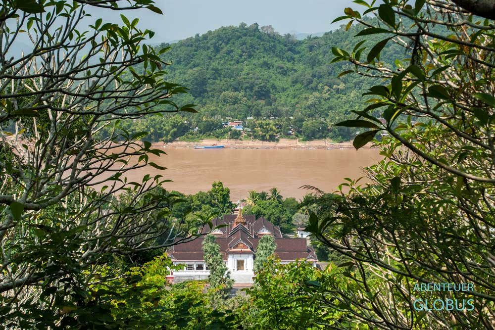 Blick auf den Königspalast und den Mekong vom Berg Phou Si in Luang Prabang.