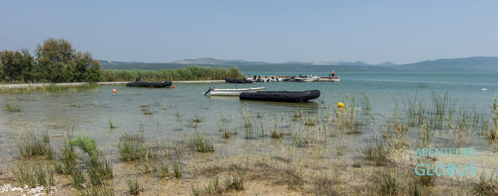 Boote auf dem Vraner See im Naturpark Vransko Jezero bei Pakostane in Kroatien