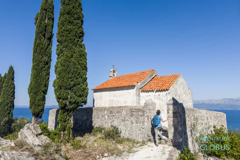 In Trpanj auf der Halbinsel Peljesac: Nikolauskirche (Crkva Sveti Nikola) auf einem Hügel.  