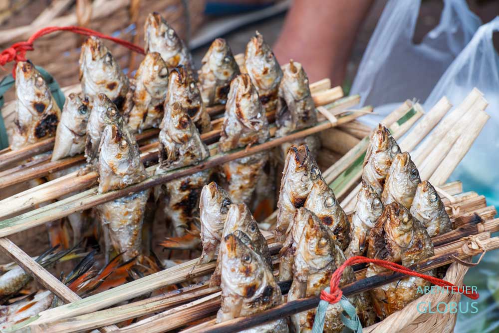 Gebratene Fische in einem Korb auf dem Morgenmarkt in Nong Khiaw, Laos.