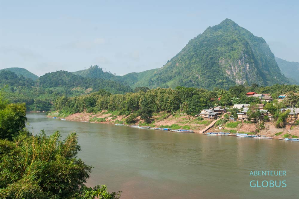Nong Khiaw am Nam Ou Fluss bei klarem Himmel