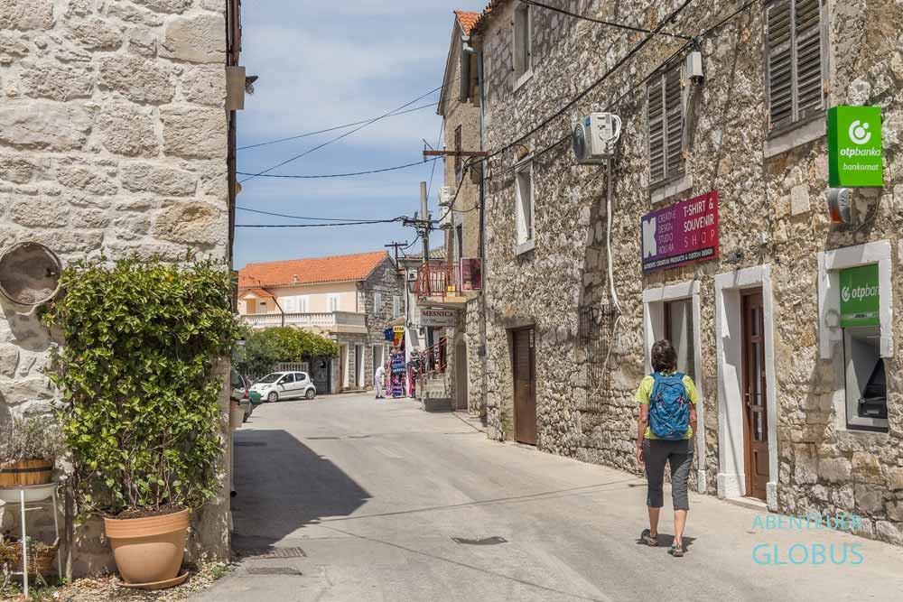 Alte Steinhäuser im Ortszentrum von Pakoštane