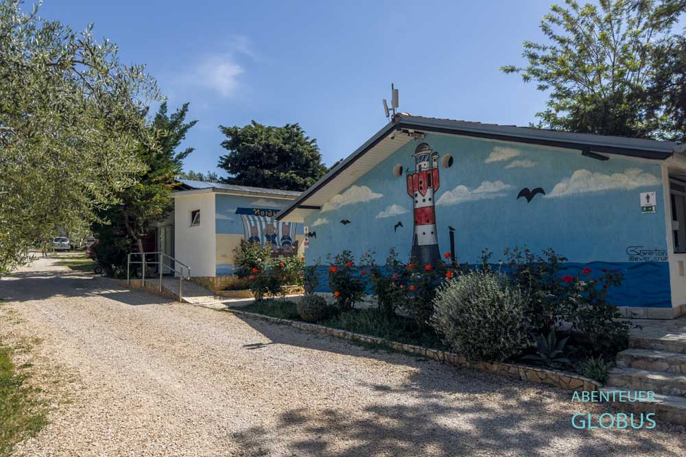Campingplatz Autocamp Nordsee mit bemalten Sanitäranlagen in Pakostane