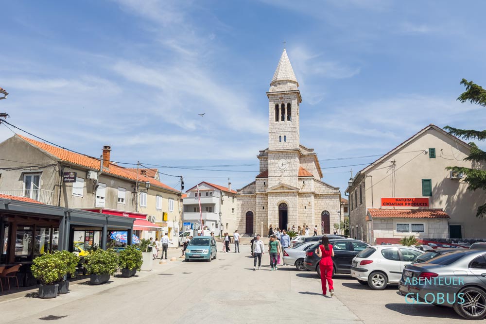 Kirche Christi Himmelfahrt mit Glockenturm in Pakostane