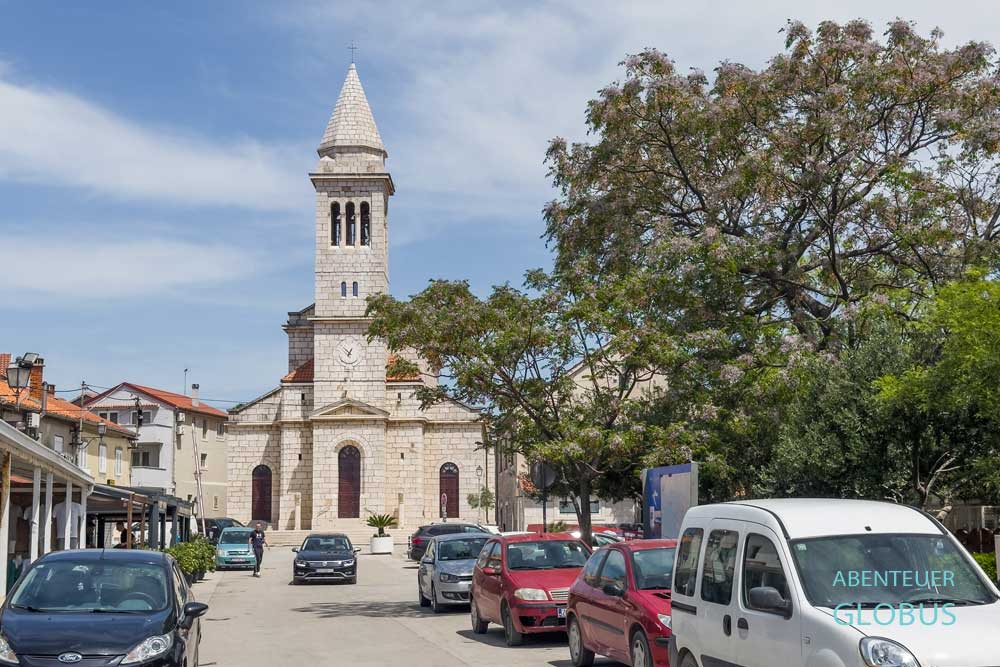 Kirche Christi Himmelfahrt im Zentrum von Pakostane