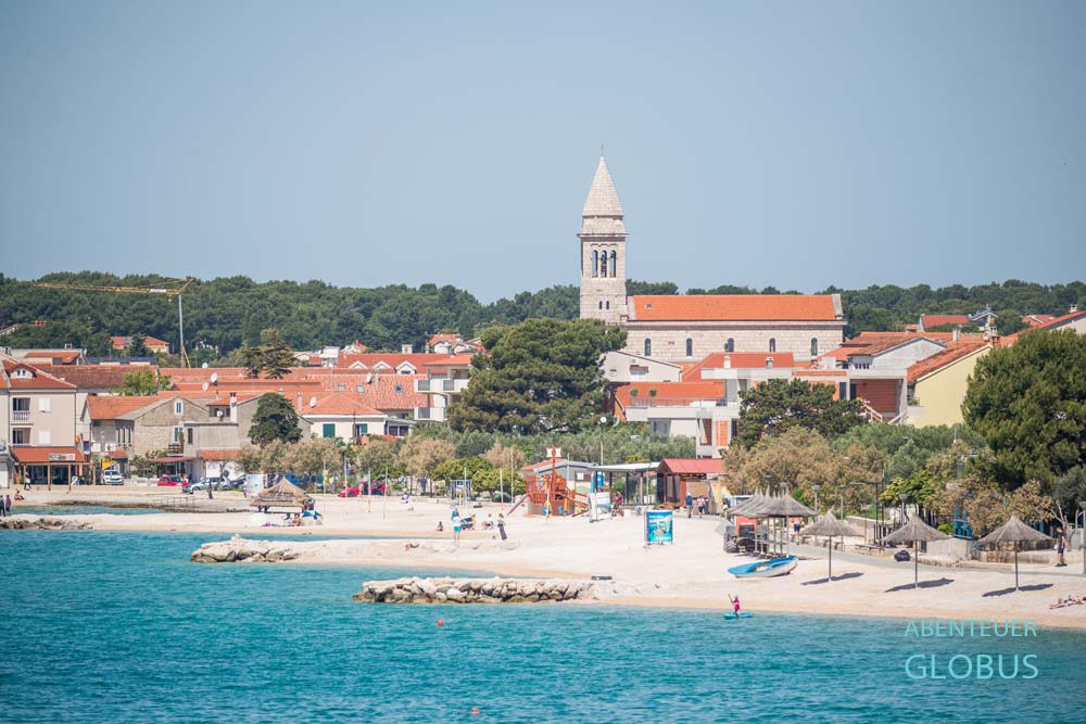 Stadtansicht von Pakostane mit Kirche Christi Himmelfahrt und Strand Janice