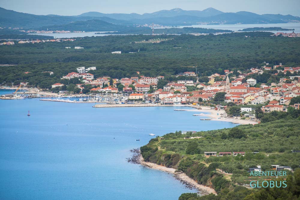 Blick auf Pakostane und die Adriaküste. Im Hintergrund die Insel Pasman.