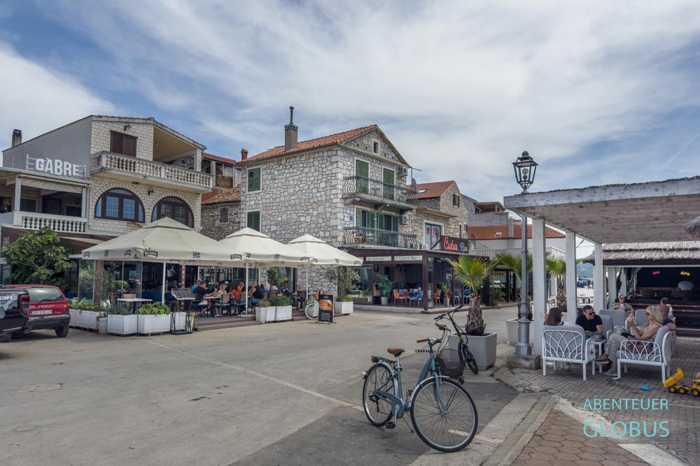 Uferstraße in Pakoštane mit Restaurants und Bars