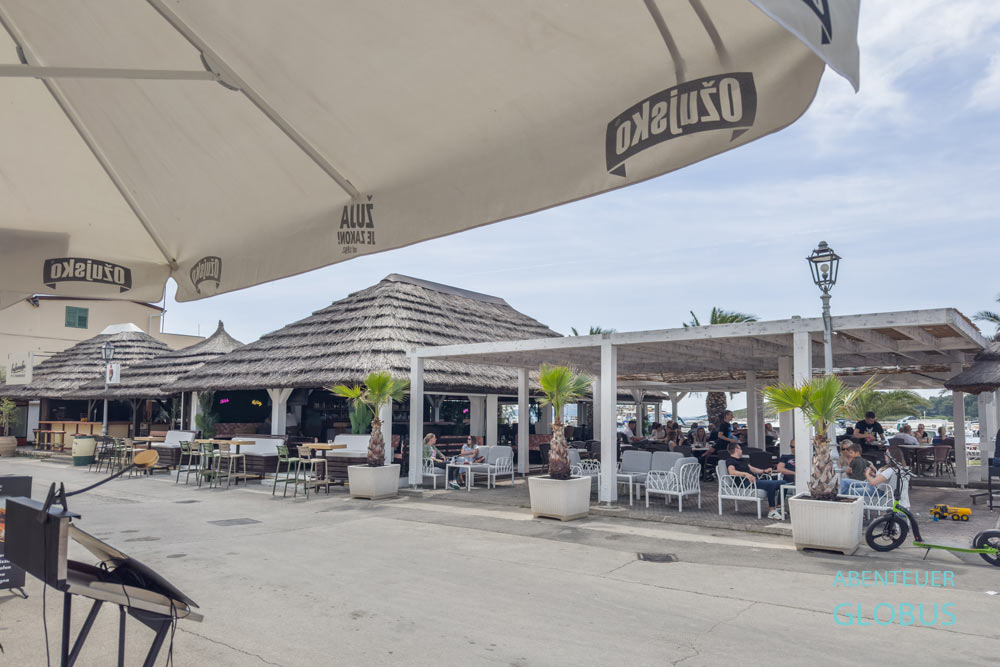 Restaurants an der Uferstraße in Pakostane in Norddalmatien