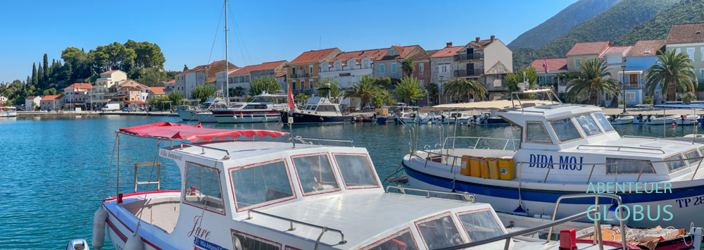 Trpanj in Kroatien: Blick vom Hafen zur Uferstraße Zalo mit Häusern