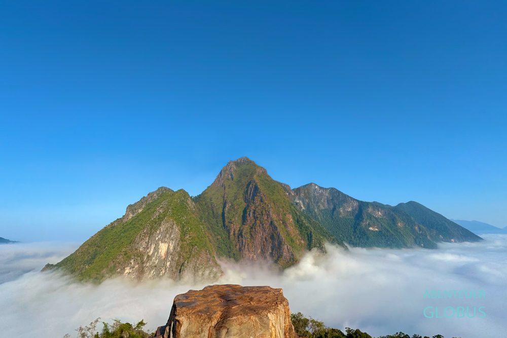 Blick vom Pha Daeng Viewpoint auf die Karstberge mit Wolken