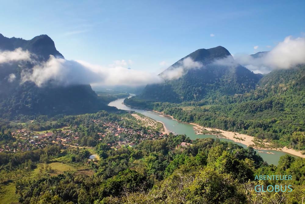 Aussichtspunkt mit Blick auf das Dorf Muang Ngoy und den Fluss Nam Ou