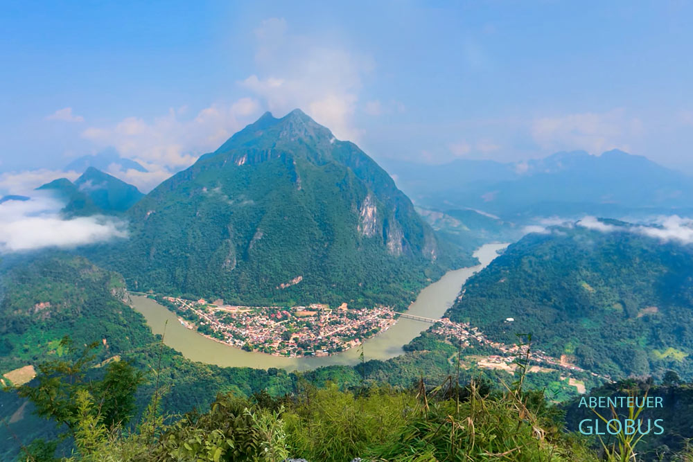 Aussichtspunkt Pha Keo mit Blick auf Nong Khiaw, den Nam Ou Fluss und die umliegenden Berge in Laos.